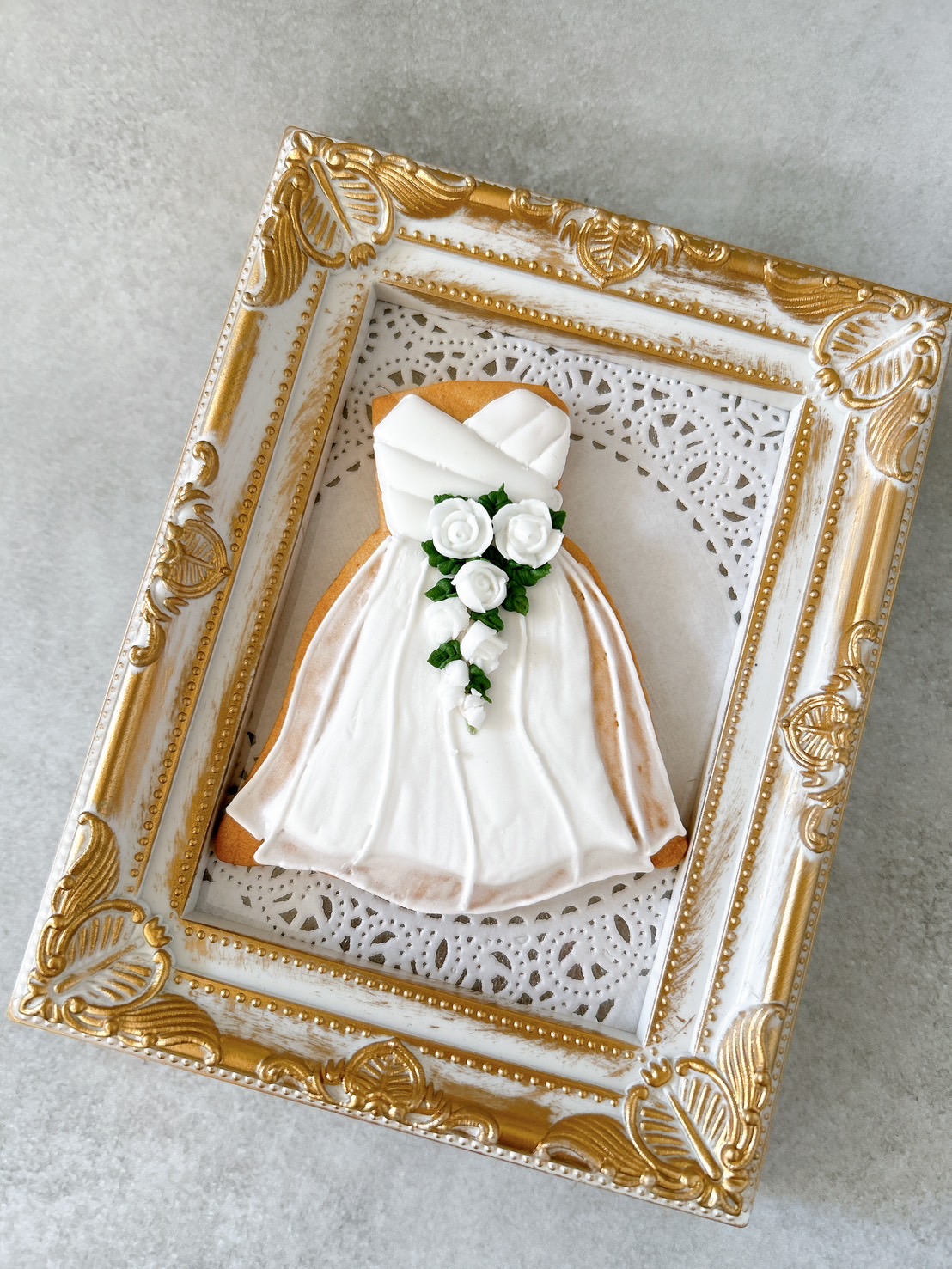 フレームに飾られたウェディングクッキー